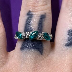 💛 Silver Tone Green & White Rhinestone Ring